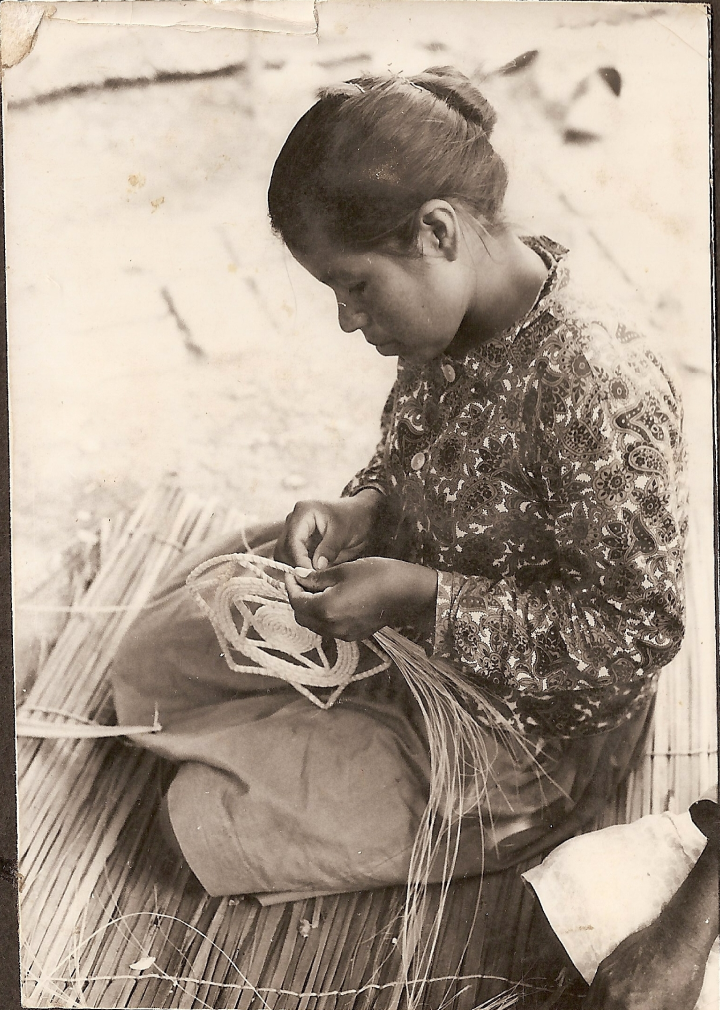 Artesana Cestera (Esteban Zugasti, 1960). Colección de fotografía de Esteban Zugasti. Centro de documentación indígena No'lhametwet.
