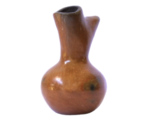 Jarra cerámica del pueblo moqoit de color rojizo y superficie alisada brillante.
